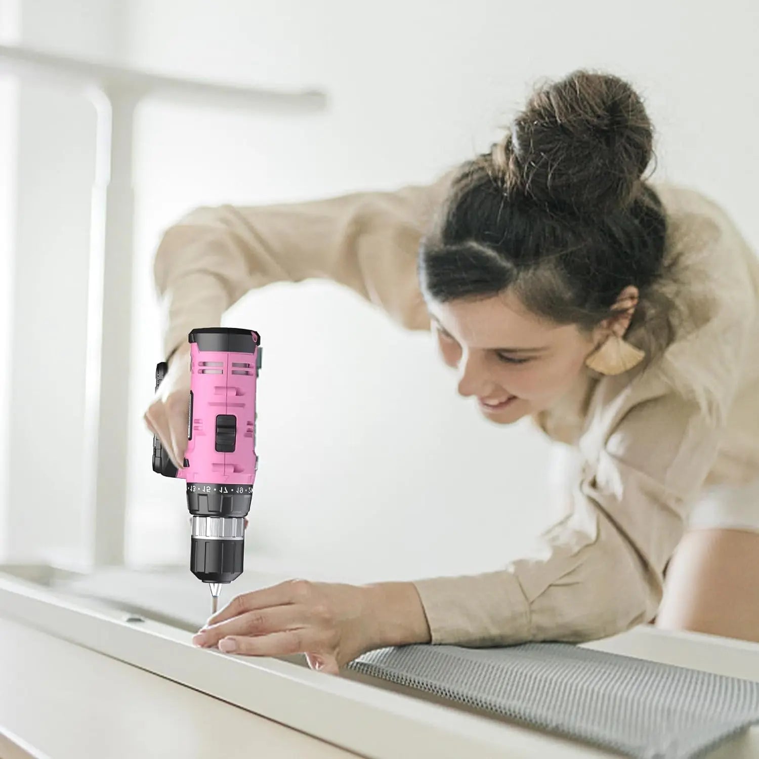 Fadakwalt Cordless drills are used to tighten screws during routine maintenance, making the operation simple and efficient.